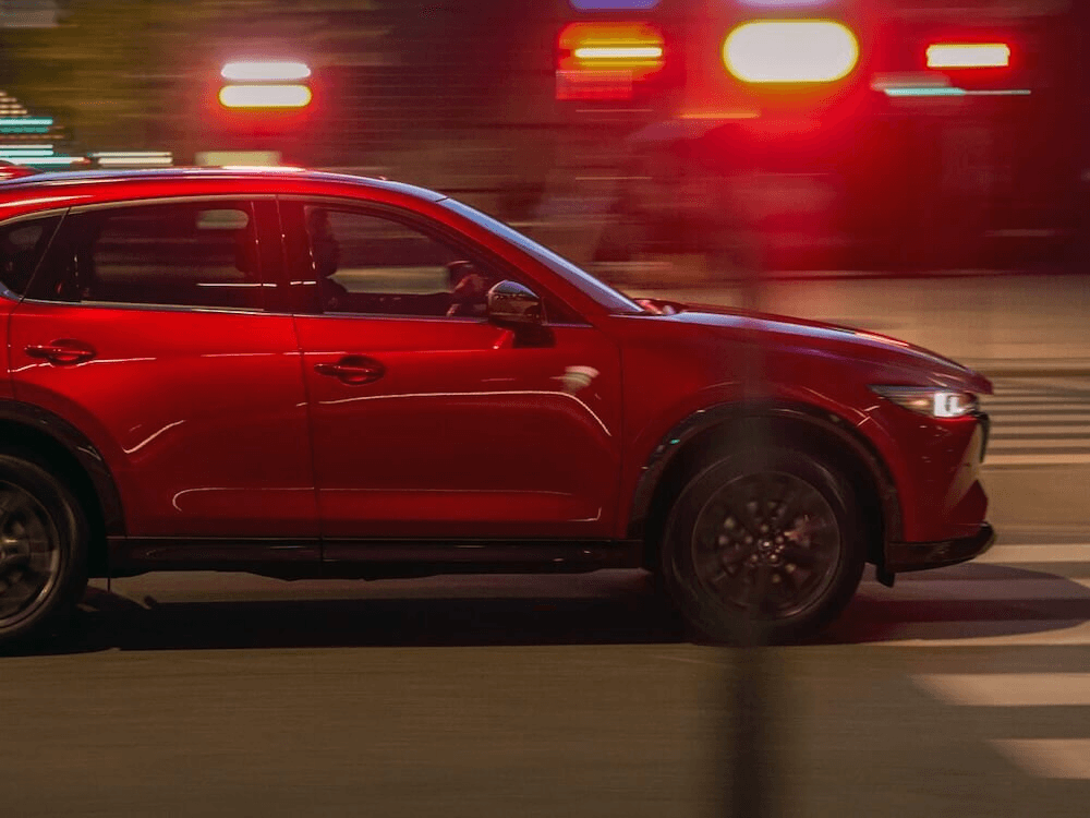 Vue latérale du Mazda CX-5 2025 en ville.