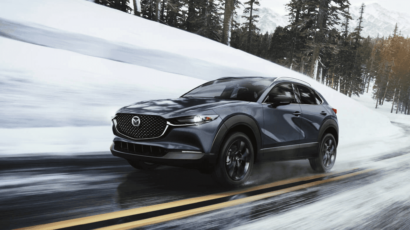 Vue avant et latérale de la Mazda CX-30 2025 sur route enneigé