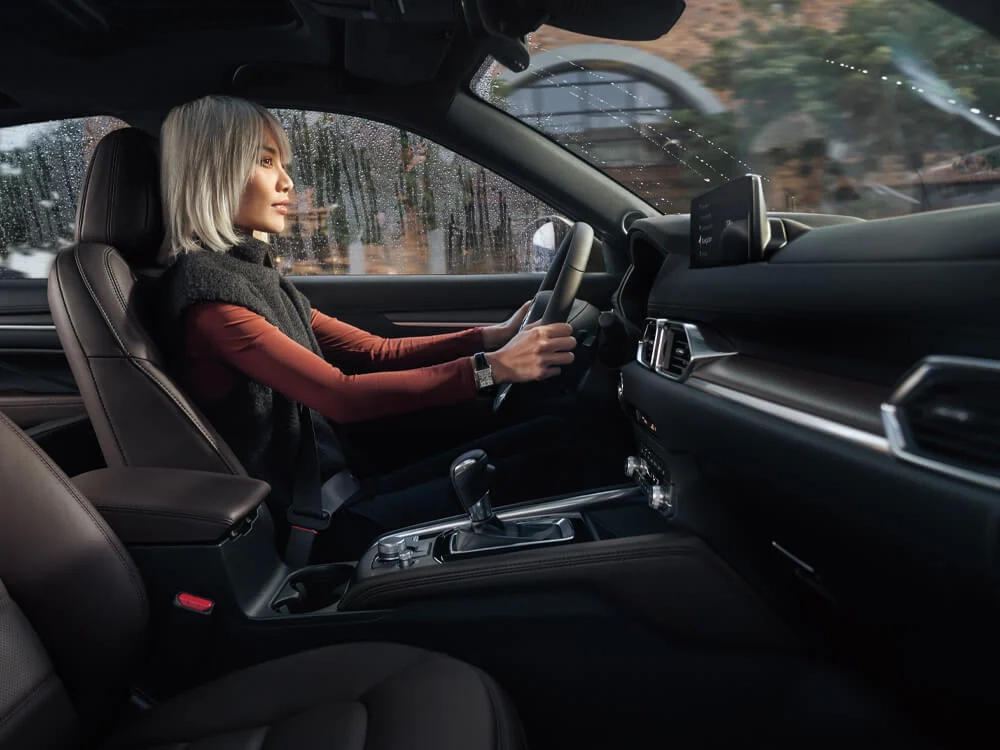 Femme au volant du Mazda CX-5 2025.