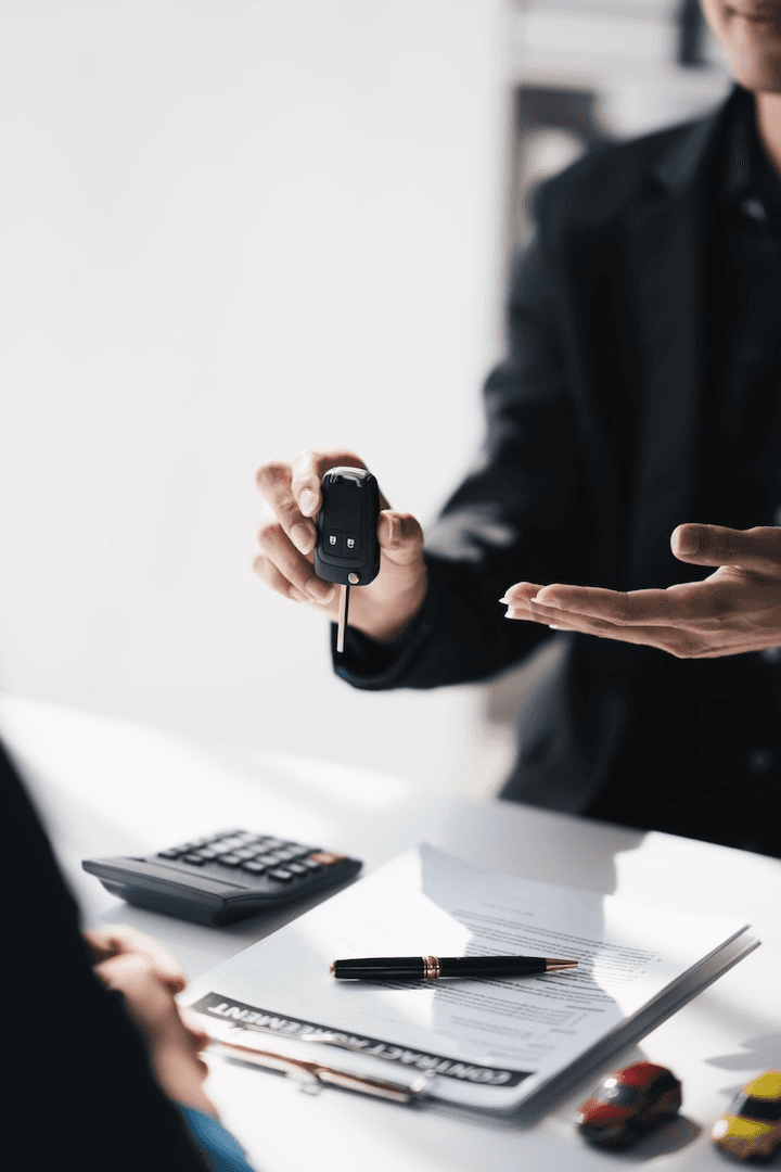 vue d'une personne en train de remettre des clés de voiture à son nouveau conducteur