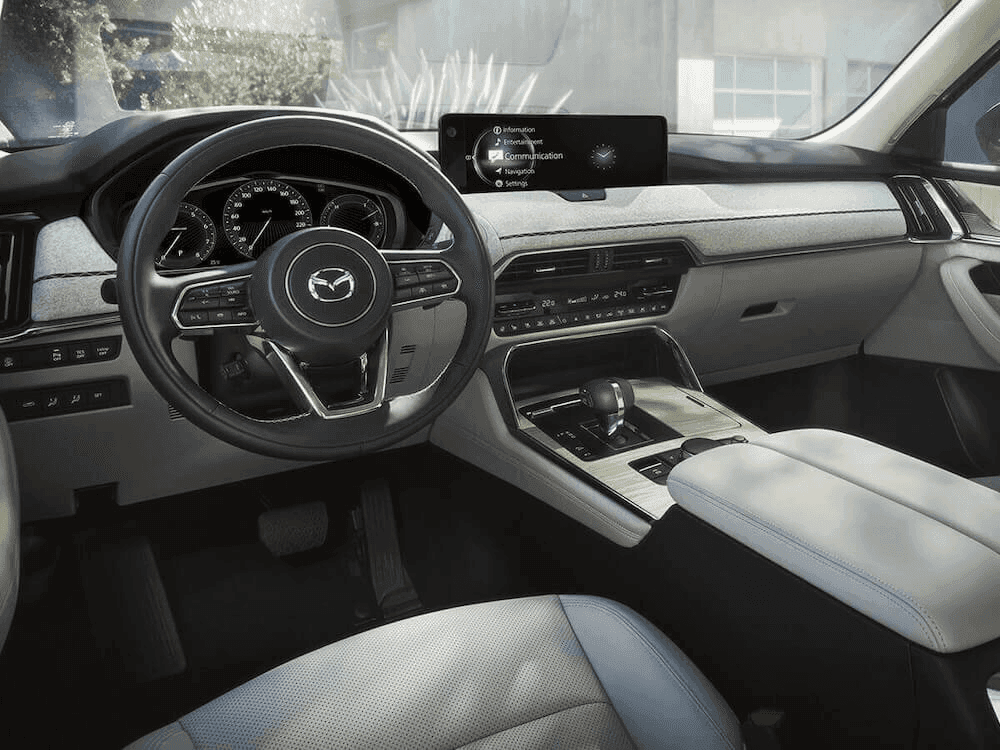 Vue intérieur du Mazda CX-90 MHEV 2025 et de sa technologie.